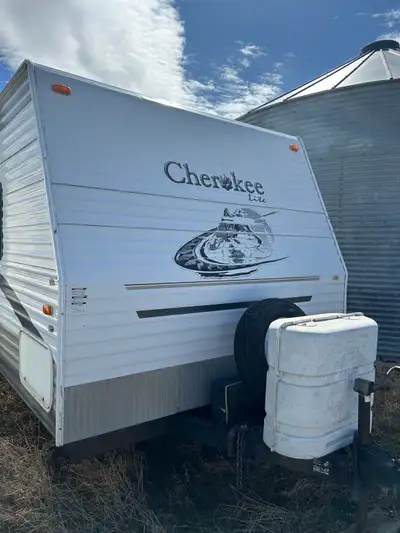 2005 forest river Cherokee lite 28DD 28ft. New A/C and inverter. All tires recently replaced. Heated...