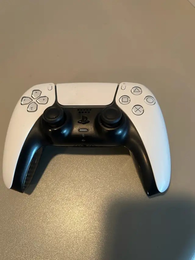 PS5 Digital W/ Controller495871305345945601