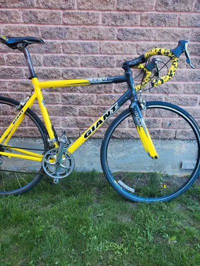 Giant TCR 2 road bike Large frame 55.5cm Compact road bike. Carbon seatpost. 18 speed Shimano 105 eq...