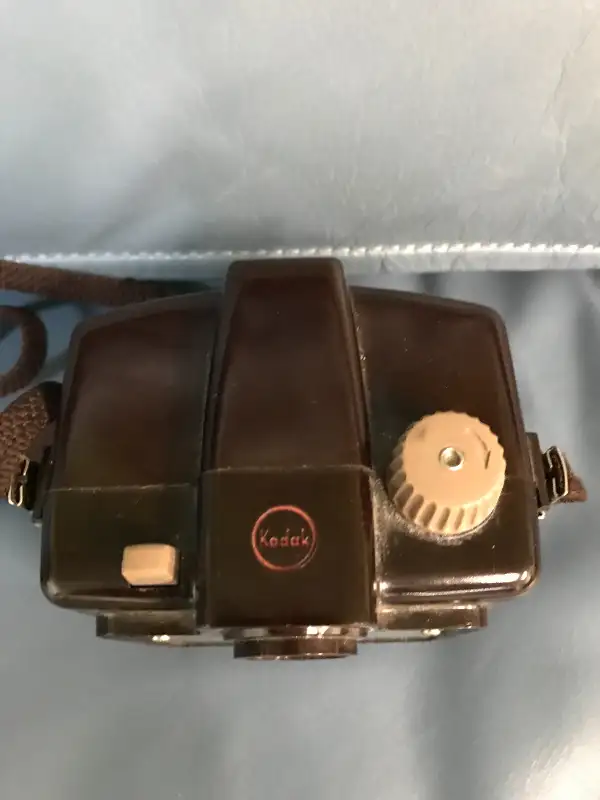 KODAK VINTAGE BROWNIE HOLIDAY CAMERA 1950s in Arts & Collectibles in Winnipeg - Image 3