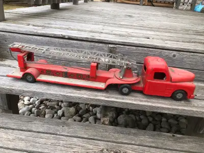 Fresh estate find. Has not been cleaned. Measures 33”. Shipping anywhere in Canada for cost. Etransf...