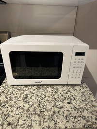COMFEE CM-M201K(BK) Countertop Microwave Oven - like new 