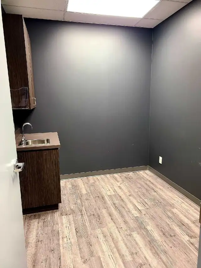 medical office available for rent $3400 in Commercial & Office Space for Rent in Oakville / Halton Region - Image 11