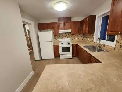 Semi detached, 3 bedroom, 2.5 bathrooms, 1.5 garage. Approximately 1900 sq ft of living space. Floor...