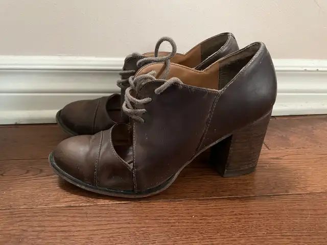 Vintage Leather Shoes -size 8 in Women's - Shoes in Ottawa - Image 2
