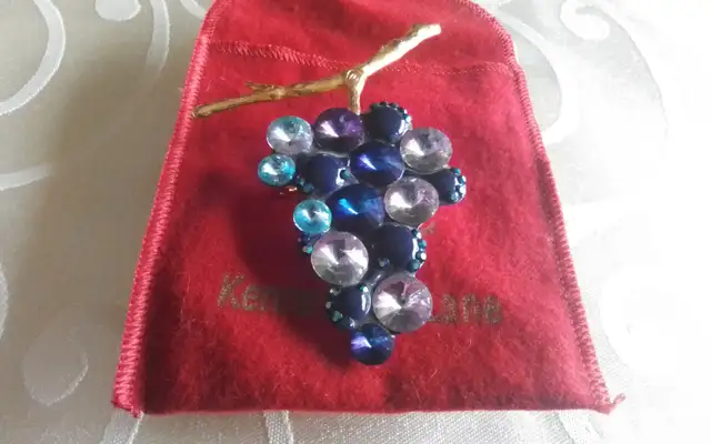 NEW - CRYSTAL GRAPES BROOCH - BY DESIGNER KENNETH JAY LANE in Jewellery & Watches in City of Toronto - Image 2