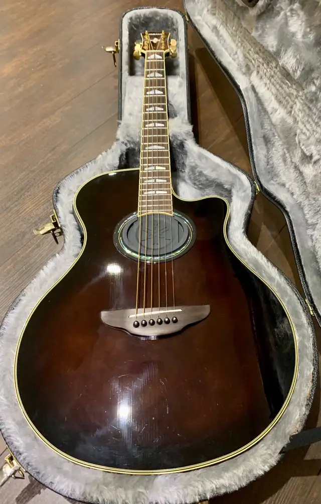 Yamaha apx900 MBL acoustic / electric guitar with hard case in Guitars in Markham / York Region - Image 9