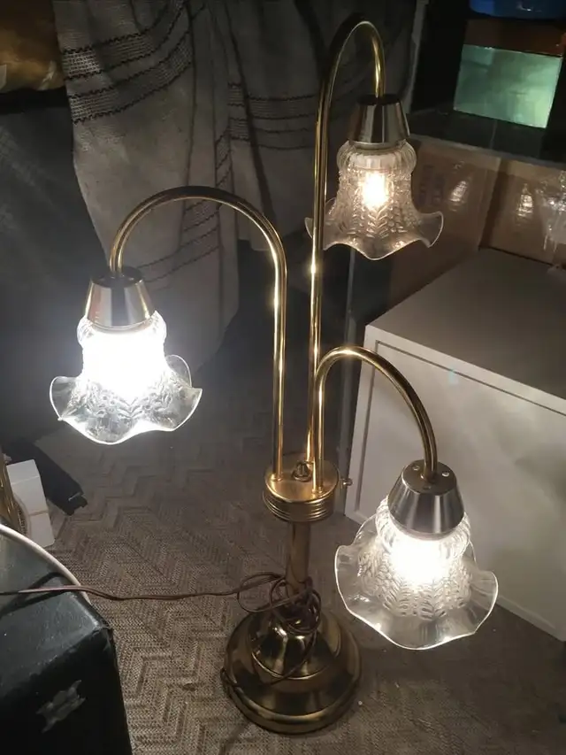 Mid Century clear Murano Tulip Flower 3-head Table Lamp -$150 Ca in Indoor Lighting & Fans in City of Montréal - Image 3