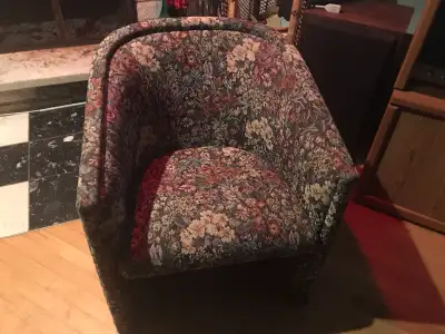 Jusqu’à 5 fauteuils à vendre avec possibilité d’achat à l’unité. Valeur à l’achat 250$ ch. très beau...