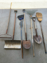Garden tools / shovels / rakes