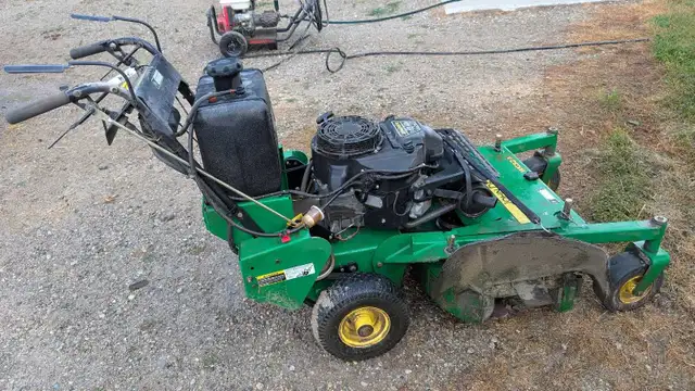 WG32A 32 " John Deere lawn mower. low hours in Lawnmowers & Leaf Blowers in Kitchener / Waterloo - Image 6