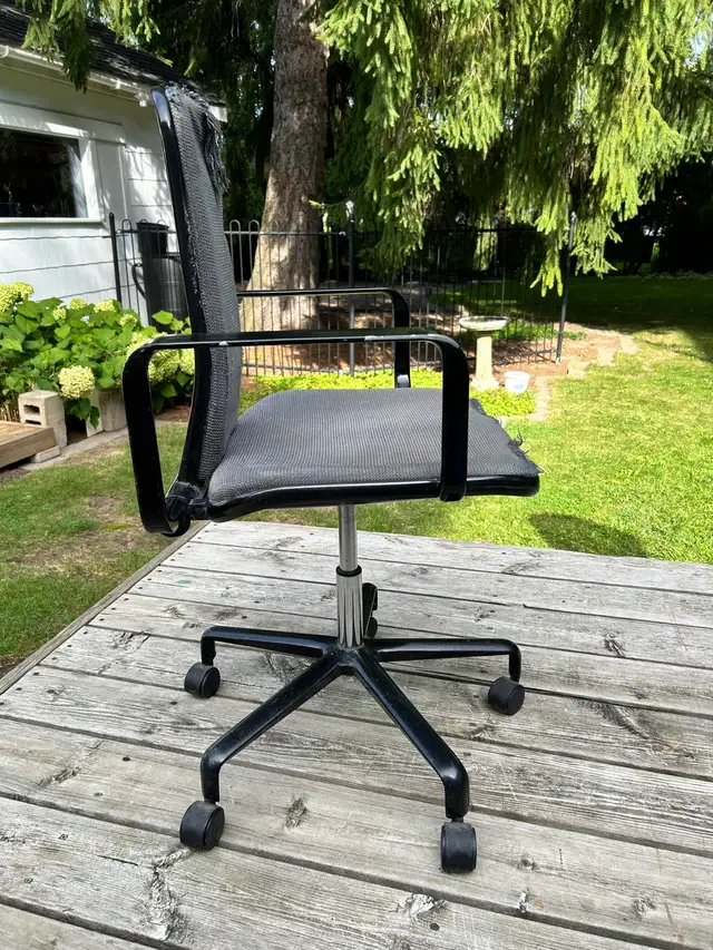 Supporto Chair - Fred Scott - Hille in Chairs & Recliners in Markham / York Region - Image 2