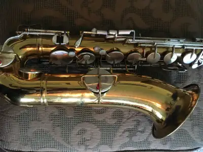 Vintage 1929 tenor sax with little play time since overhaul, good pads. Lush sound, old school ergon...