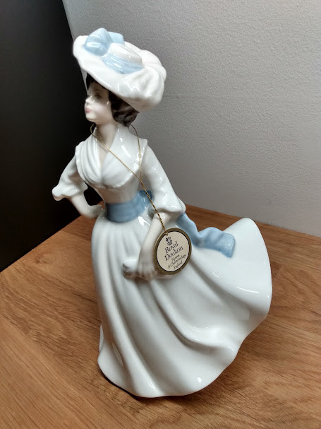 Royal Doulton Figurine Margaret 1981 Bone China HN 2397 in Arts & Collectibles in Mississauga / Peel Region - Image 2