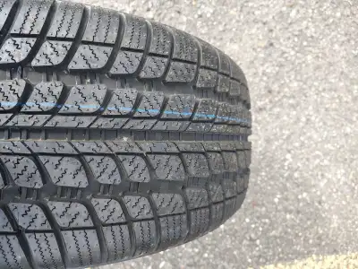 2 pneus hiver 255/45r18 103V. XL Minerva Équivalent a 235-50-18 1 très bonne état 1 complètement neu...