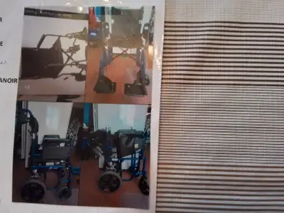 Chaise roulante de transport, a servi une seulement et elle peut supporter jusqu'à 300 livres ARGENT...