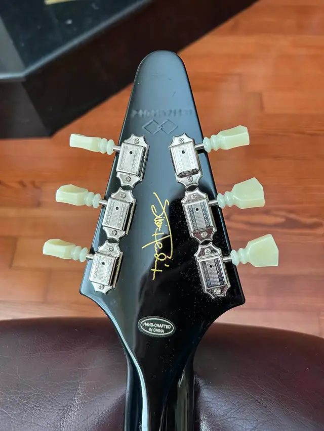 EPIPHONE LIMITED EDITION "JIMI HENDRIX" LOVE DROPS FLYING V in Guitars in Markham / York Region - Image 6