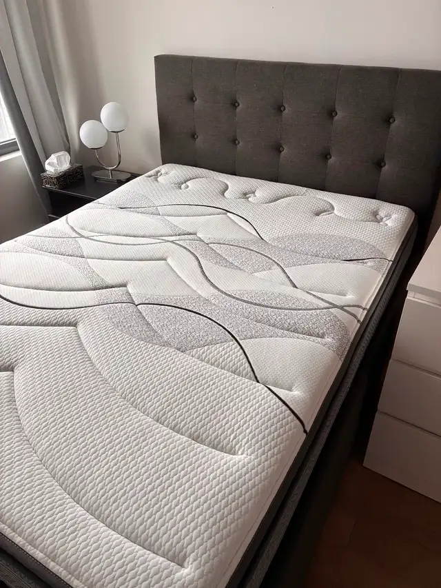 Vend lit double matelas + tête de lit avec tiroir in Beds & Mattresses in City of Montréal - Image 2