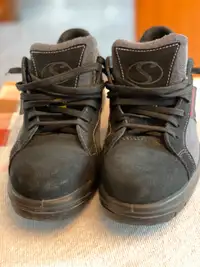 Man's safety shoes