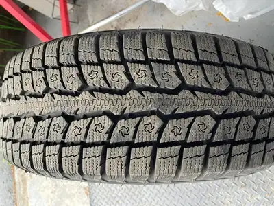 Ensemble complet de 4 pneus d'hiver de marque Toyo, grandeur 225/60R17. État : Pratiquement neuf, se...