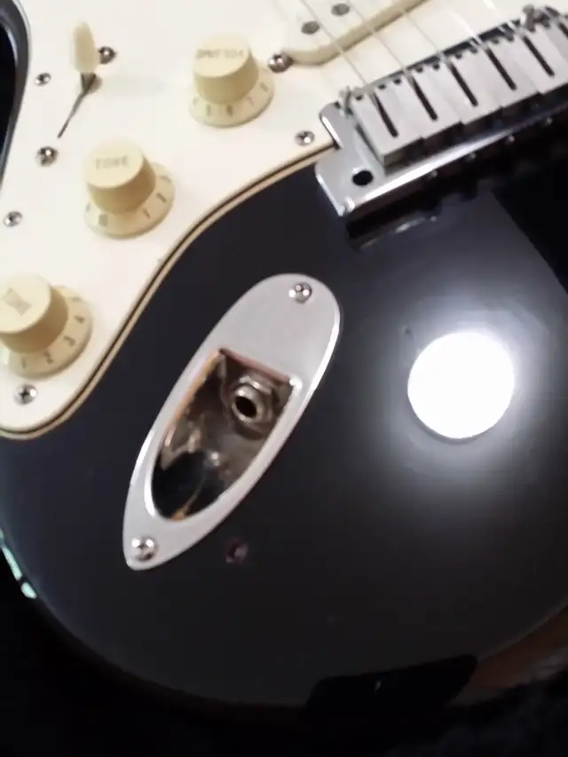 Vintage 1988 Fender Stratocaster Standard USA Gaucher Avec Etui in Guitars in City of Montréal - Image 4