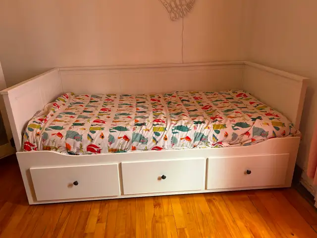 Lit Hemnes blanc  Ikea in Beds & Mattresses in City of Montréal - Image 4
