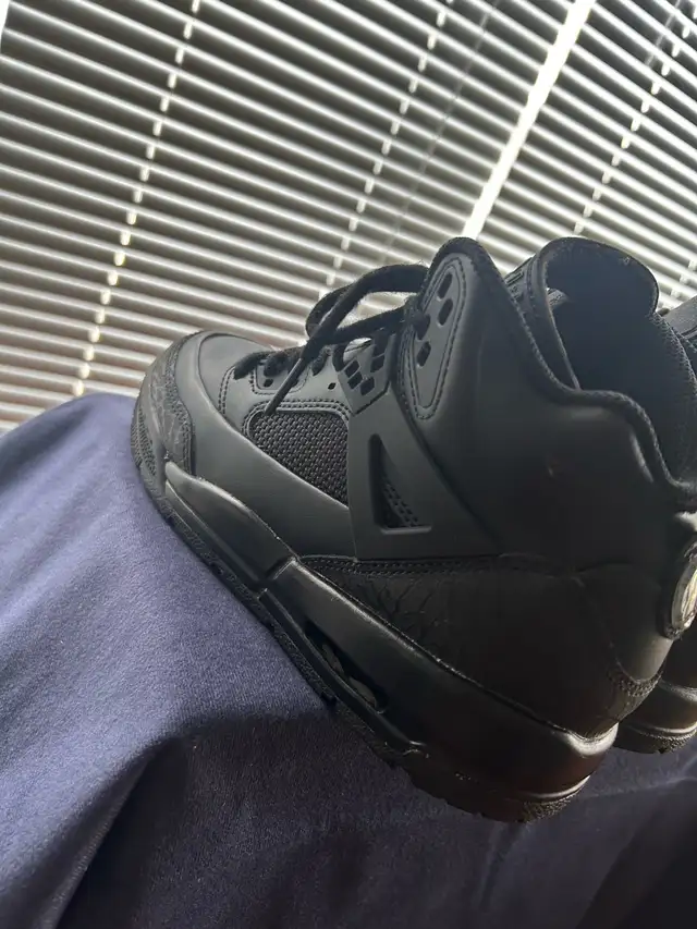 (Youth size 4) Jordan Winterized Spizike GS 'Black Cat' in Men's Shoes in Mississauga / Peel Region - Image 6