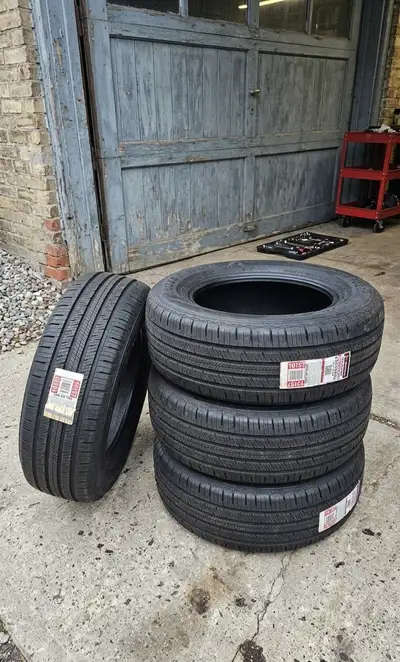 Lot de 4 pneus NEUFS pour camion, pickup ou véhicule commercial. Grandeur : 245/70R16 Marque : Motom...