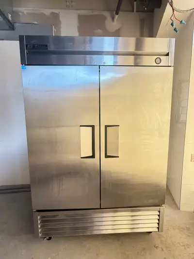 Excellent condition, not even used for 1 year, runs perfectly and freezes fast, ideal for restaurant...