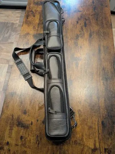 Lucasi leatherette billiard cue case, for protecting and transporting 3 cues. This case is fairly ne...