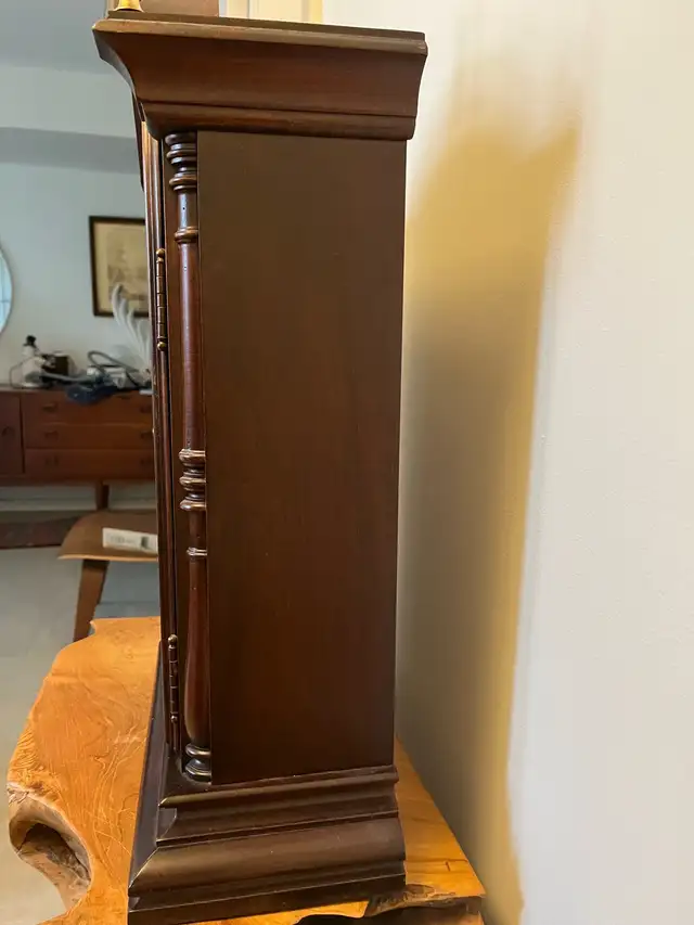 Vintage Ethan Allan Pendulum Chiming Mantle Clock Mahogany Brass in Home Décor & Accents in City of Toronto - Image 6