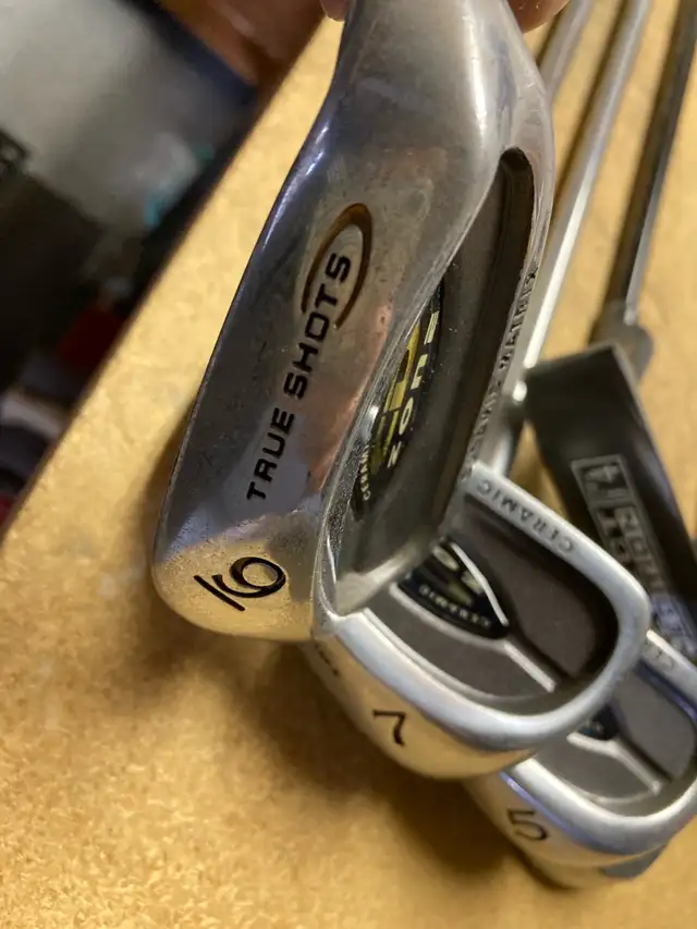 8pcs Spalding Golf Set Right Hand Tour Edition plus Sand Wedge in Golf in City of Toronto - Image 9