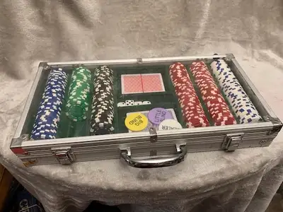 these poker chips come in their original case no damage at all I am located in Woodbridge, about 3 b...