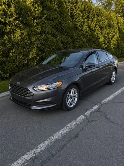 This pre-owned 2016 Ford Fusion SE offers a stylish and reliable ride with its sleek grey exterior a...