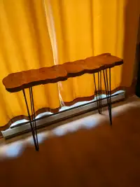 Table en bois naturel vernis