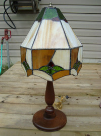 VINTAGE CIRCA 1930 WALNUT & STAIN GLASS TABLE LAMP