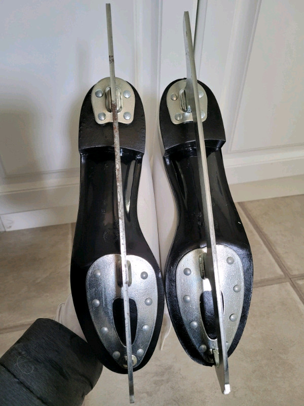 Women size 9 Figure skate in Skates & Blades in Gatineau - Image 2