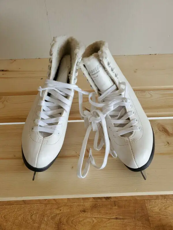 Women's Ice Skates Made in Canada SLM Size  8 Shoe White Leather in Skates & Blades in Ottawa - Image 3