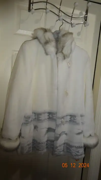 Lady coat,faux fur,ALIA brand,hood,  never worn, clean , quality, View more