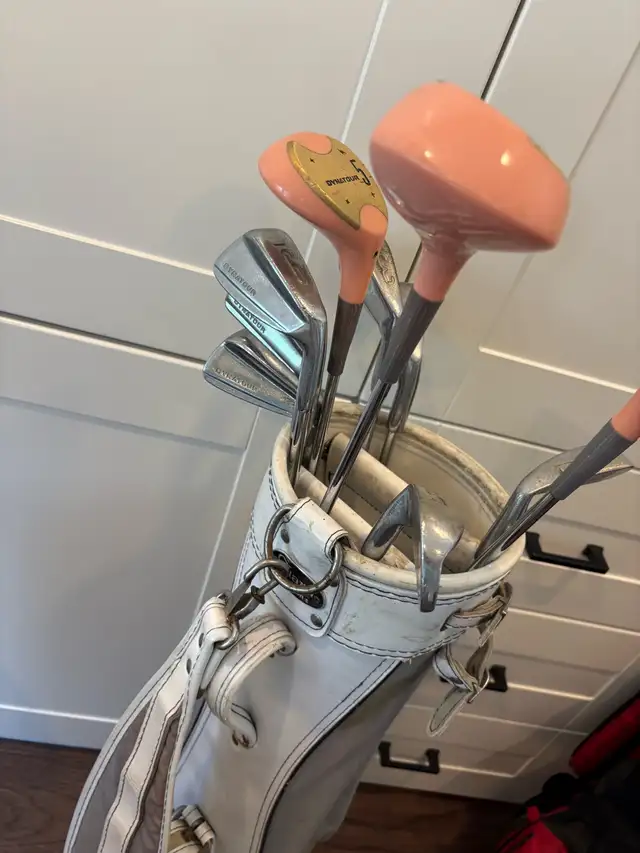 women’s right handed golf set and bag  in Golf in Guelph - Image 5