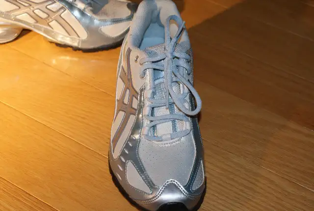ASICS GEL ladies sports shoes 6.5US size in Women's - Shoes in Mississauga / Peel Region - Image 8