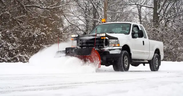 snow removal in Snow Removal & Property Maintenance in Mississauga / Peel Region - Image 2