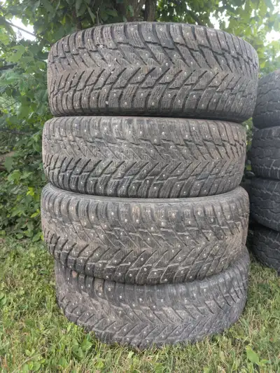 Model: Nokian Hakkapeliitta 10 SUV Size: 265/70R17 Type: Studded winter tires – high performance Tre...