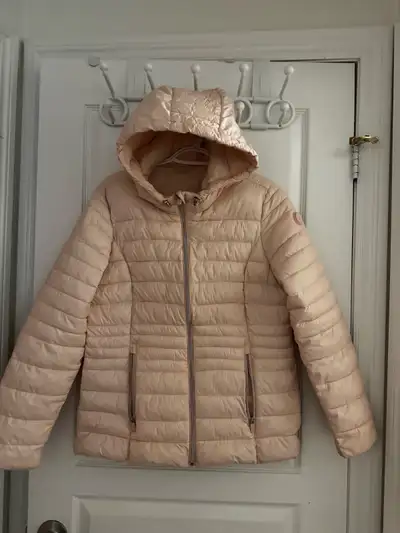 This is a Point Zero jacket, perfect for light weather! This puffer-style jacket is in like new cond...