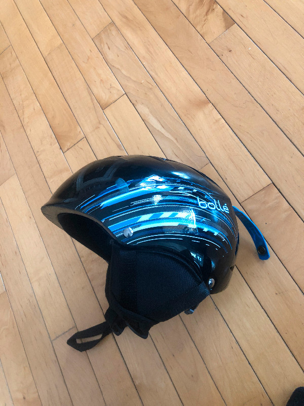 Bolle helmet in Snowboard in Edmonton