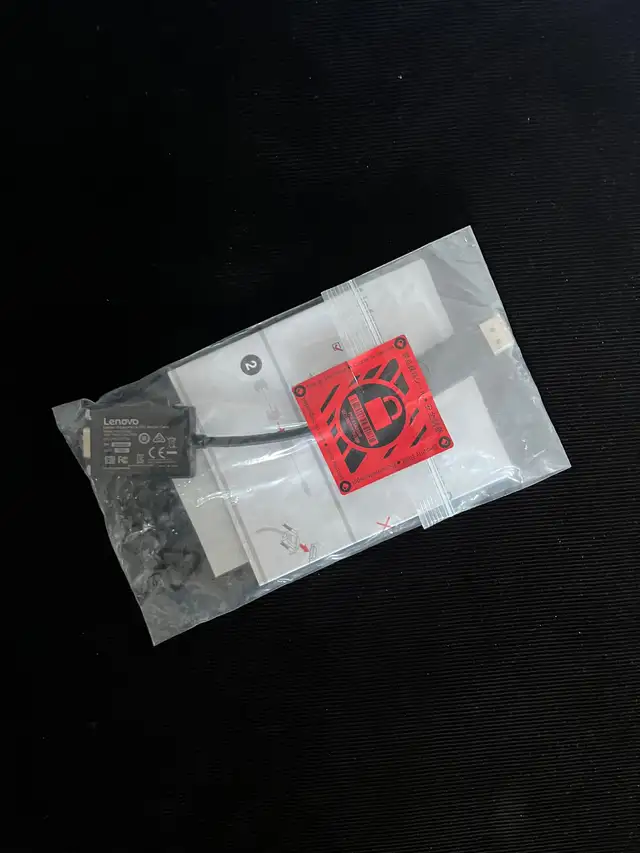 Sealed New Lenovo DisplayPort to VGA Monitor cable adapter in Cables & Connectors in Mississauga / Peel Region - Image 3
