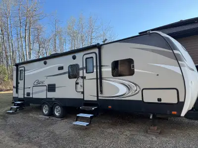 Excellent condition 2017 Keystone Cougar Half-Ton travel trailer Model 29BHSWE Sleeps 8–10 Queen siz...
