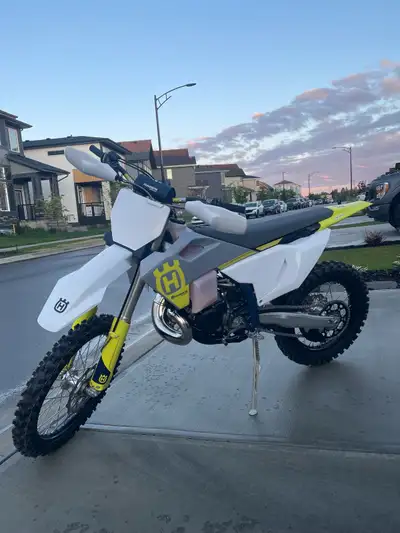 Basically new 20 hrs on it. Rekluse clutch and Shinko 525 cheater tire on rear with Tubliss system....