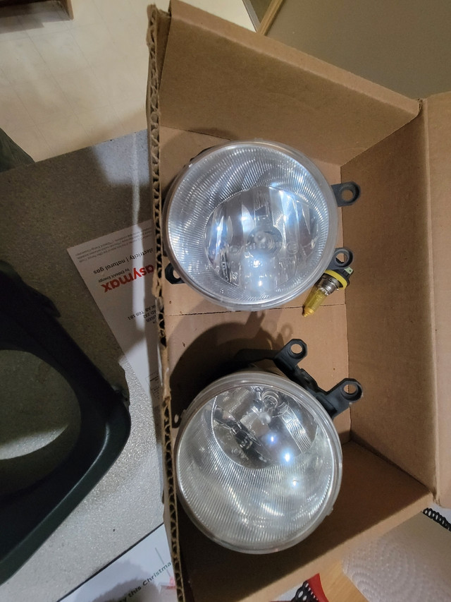 Tacoma foglights with bezels in Auto Body Parts in Strathcona County - Image 2