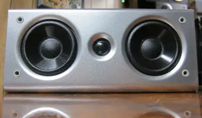 GREAT DENON QUALITY! CLEAN, SMOKE-FREE, WORKS AND SOUNDS LIKE NEW This Denon speaker will be tested...